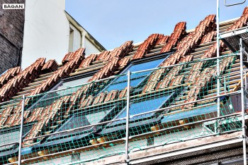 Siatki na dachy do zabezpieczenia spadających dachówek i starych elementów elewacji budynku.
